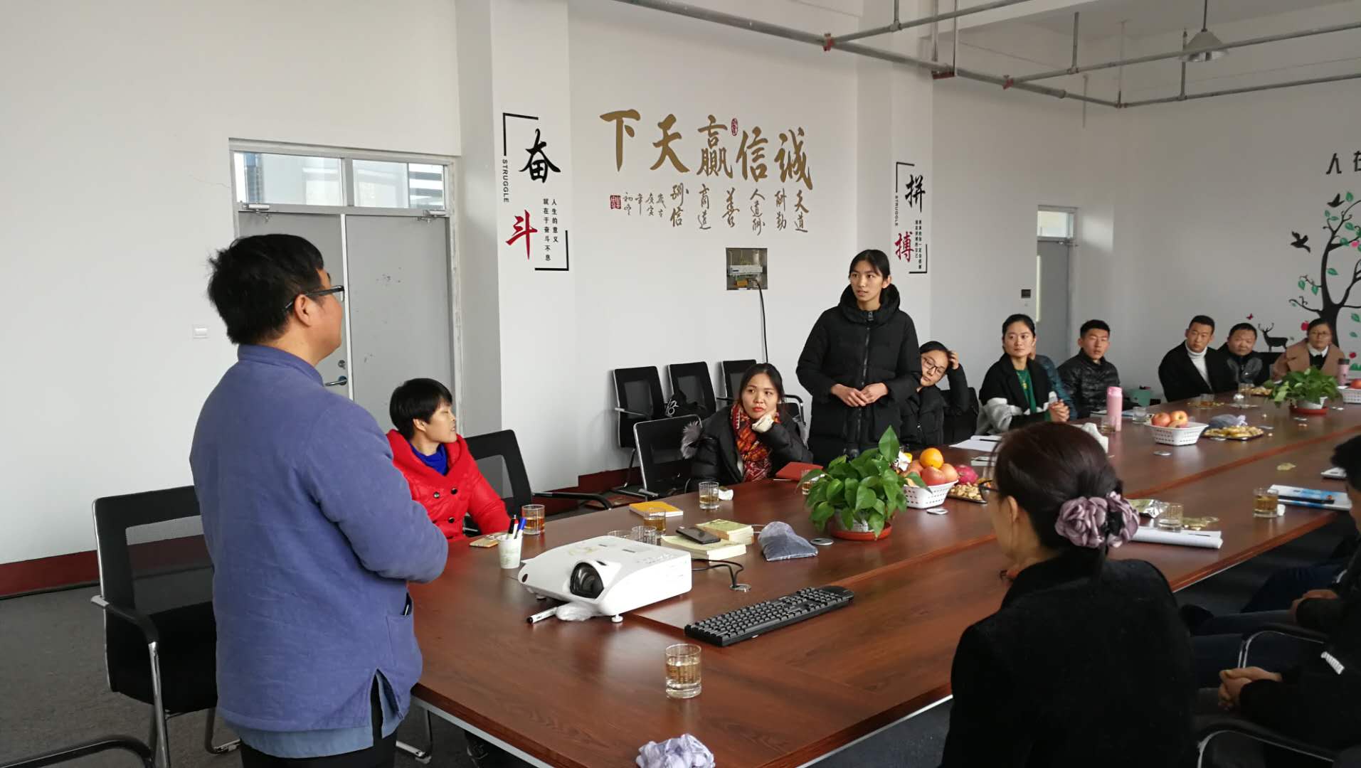 員工就問(wèn)題對王老師進(jìn)行提問(wèn) 員工就問(wèn)題對王老師進(jìn)行提問(wèn)